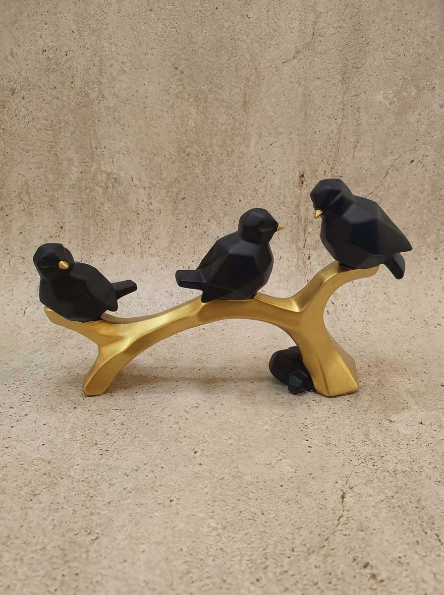 שלישיית ציפורים שחורים על ענף